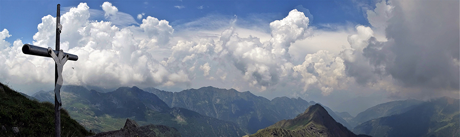 Dalla crocetta del Pizzo Scala (2427 m) vista panoramica a nord